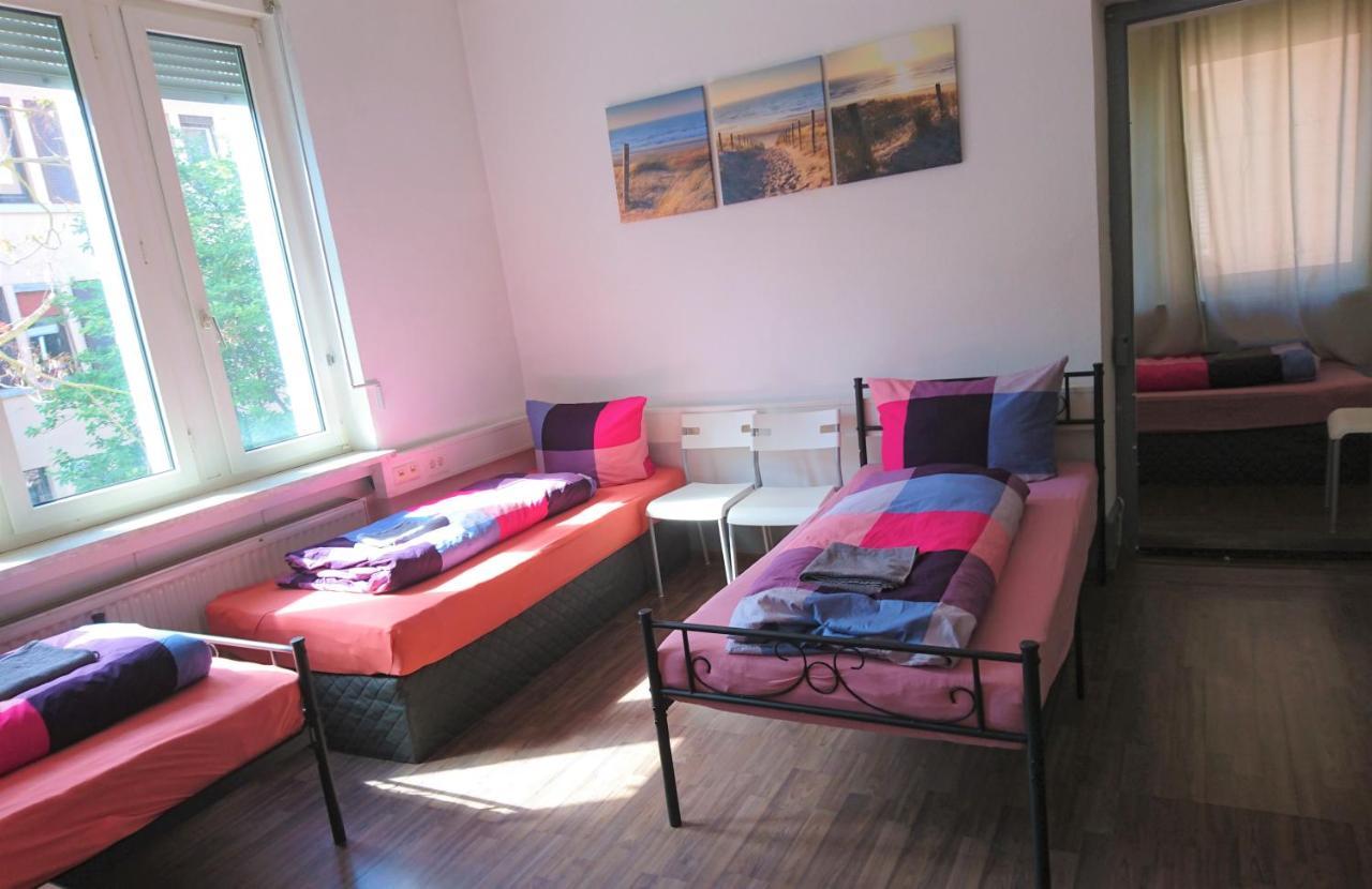 Nest City - Not a Hotel, private room MIT GEMEINSCHAFTSDUSCHE und -WC, KEIN PARKPLATZ, KEIN FRÜHSTÜCK, KEINE KÜCHE, Tücher gegen Gebühr, Check-In ab 16 Uhr bis 23 Uhr Constanza Exterior foto